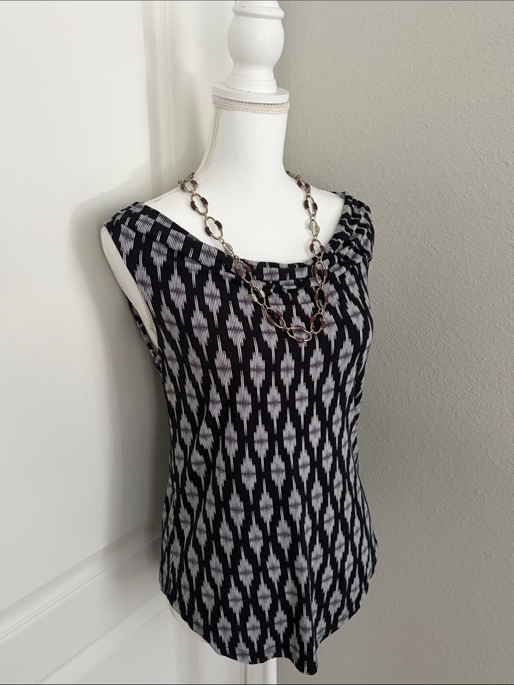 Ann Taylor Women's Black and Gray Patterned Sleeveless Top